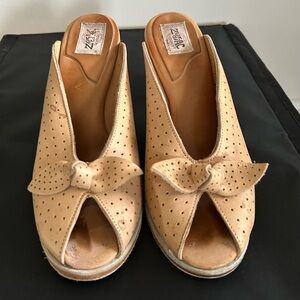 Vintage 70s / 80s Zodiac Brand - Mule heels - tan leather- size 10